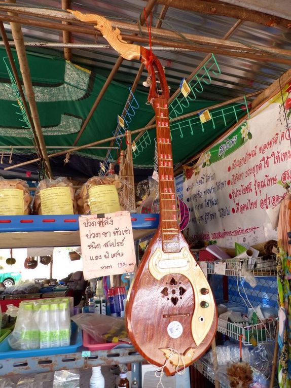 Les instruments du molam (1)... en vente au marché.