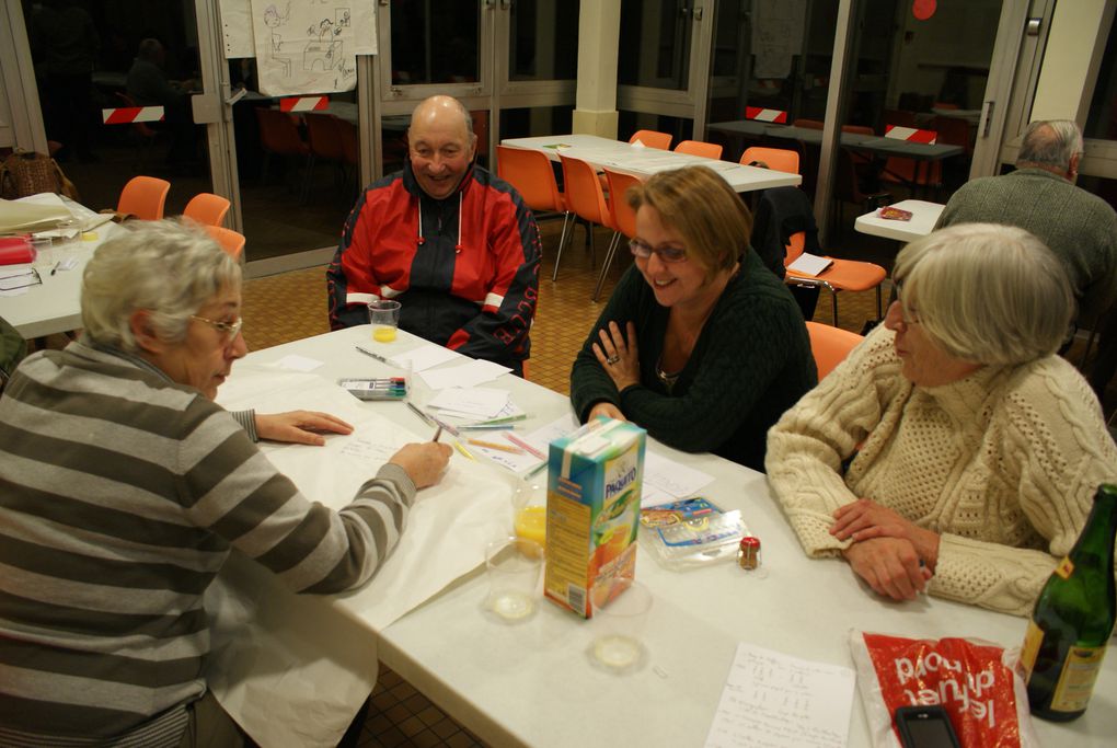 soirée placée sous le signe de la convivialité, le rire, la discussion, le débat... Thème choisi : la réforme des retraites. 25 participants à cette première rencontre qui a débouché sur la nécessité de poursuivre la mobilisation en resta