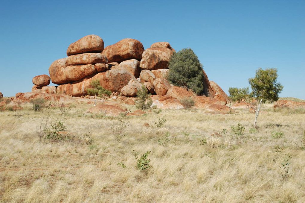 les Devil's Marbles ("les billes du Diable" en français) (ou Karlu karlu en aborigène), une légende dit que ce sont les oeufs du Rainbow Serpent ;) / the Devil's Marbles (or Karlu karlu in aboriginal), a legend says that these are the eggs of the Rainbow Serpent ;)