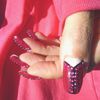 Nail art corset de strass roses sur zip noir.