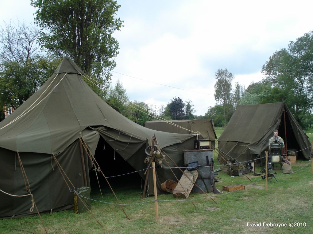 a l'occasions de la commémorations du 65éme anniversaire de l'armistice l'office de tourisme de Grande-Synthe a profiter de cette occasions pour organiser un défilé de véhicule militaire et un bivouac sur ma propositions pour célébrer le 65ém