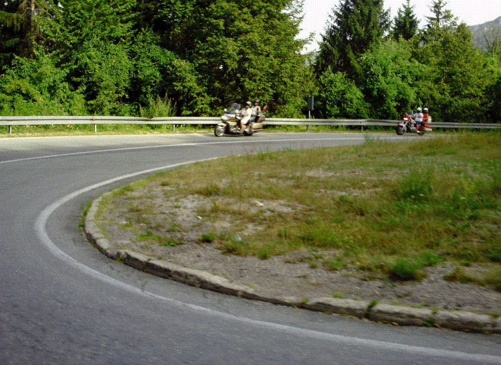 DIAPORAMA 4 PHOTOS - NOUS PRENDRONS UN CHEMIN DIFFÉRENT POUR ÉVITER LA ROUTE SINEUSE - CELLE-CI L'EST TOUT AUTANT MAIS PLUS LARGE