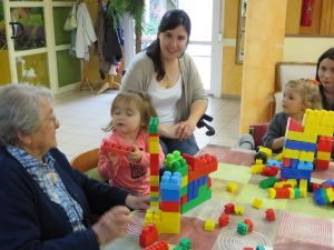 Mai à la maison de retraite : pâtisserie, chorale et la crèche