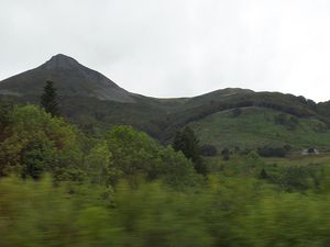 Deuxième jour : départ de l'hotel pour gravir le Col de Pas de Peyrol (plus haut col routier du Massif Central) pour accéder au Puy Mary à 1787m d'altitude. Le plus grand volcan d'Europe. Vues du pic.