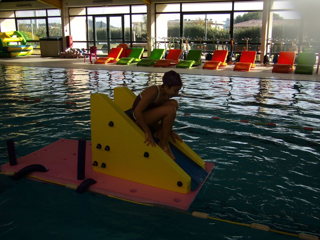 Au cours de ce cycle, les élèves ont pu améliorer leurs compétences en milieu aquatique. Dans la bonne humeur, ils ont fourni des efforts importants qui leur ont permis de passer l'épreuve du savoir nager.