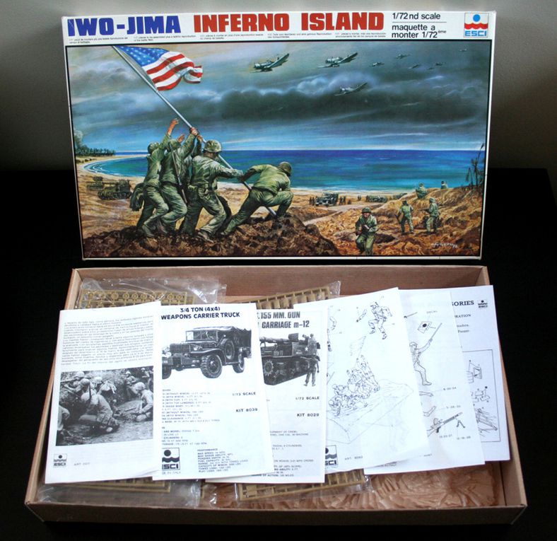 Esci Diorama Battle set.
contenu : Soldats Us (Iwo-jima - pose du drapeau) et soldats japonais • Camions WC/51 • Char US M12 • Accessoires de diorama
• Champ de bataille