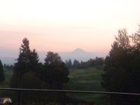 Super conductrice, avec Aaron, la montagne avant le levée de soleil juste magnifique, le décor du terrain, et la derniere photo je suis en compagnie de Aaron encore et Lera, une étudiante Russe du club voisin.