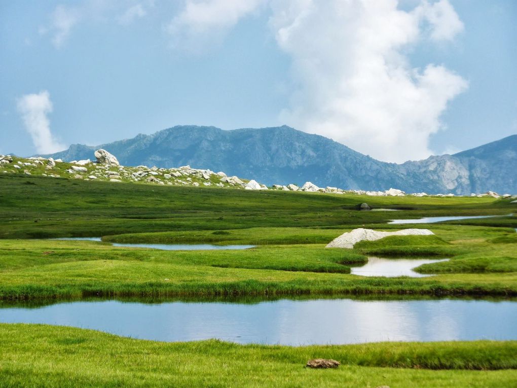 Une montagne au milieu de la mer