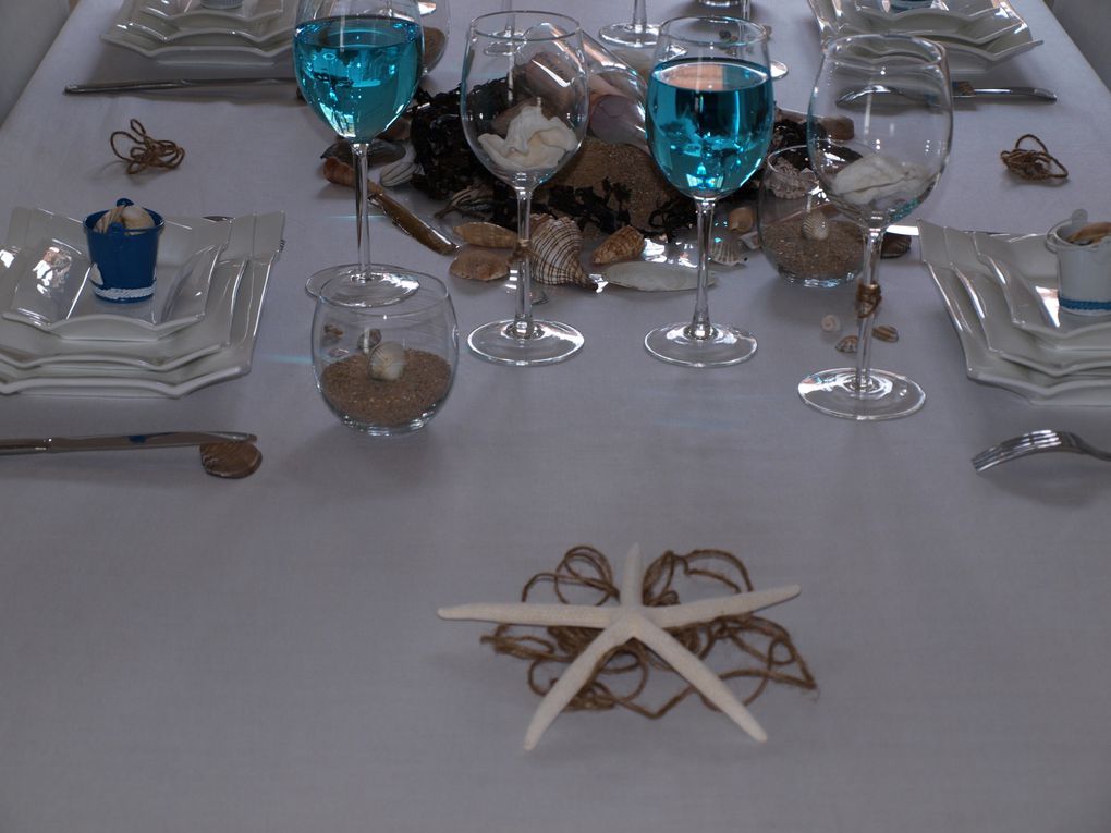 Une table "souvenirs de vacances" réalisée avec ce que la nature nous offre en bord de mer.