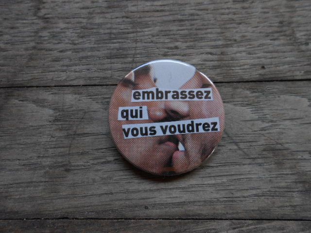 Collages-badges, autant de billets d'humeur que de jours dans l'année, pièces uniques comme chaque jour d'une année.