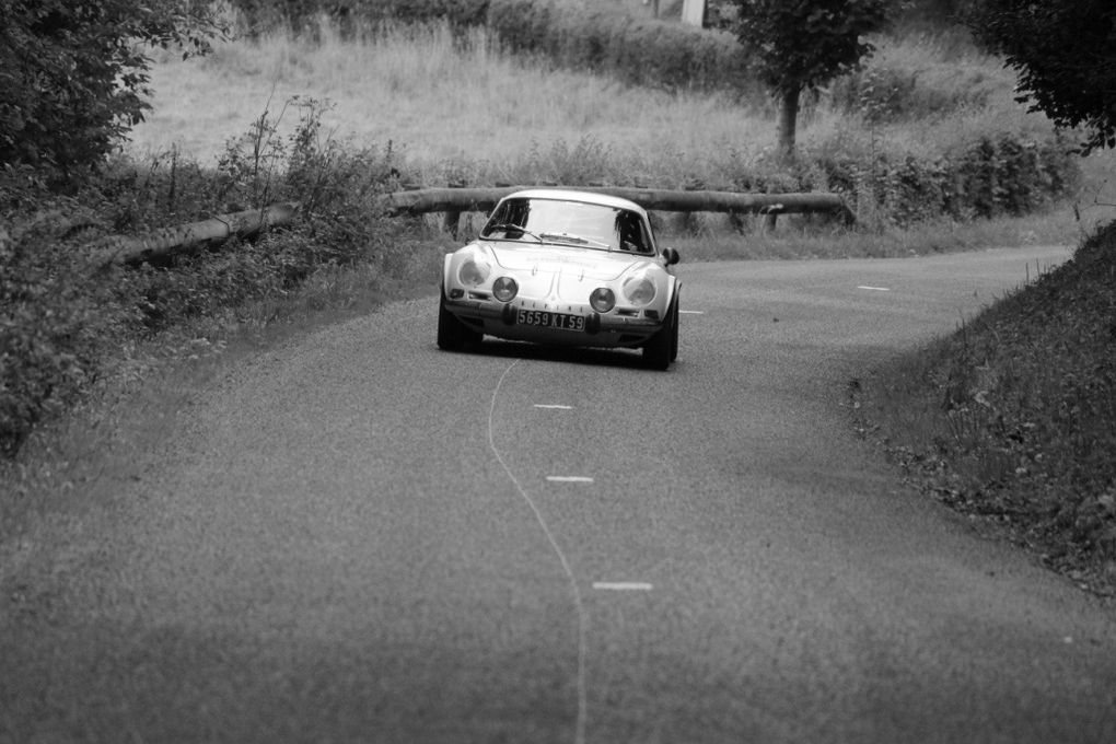 rallye cartoraphique artois lys 2012
la grange au damier st venant anciennes mg porsche alpine ferrari r8 simca alfa caterham lotus