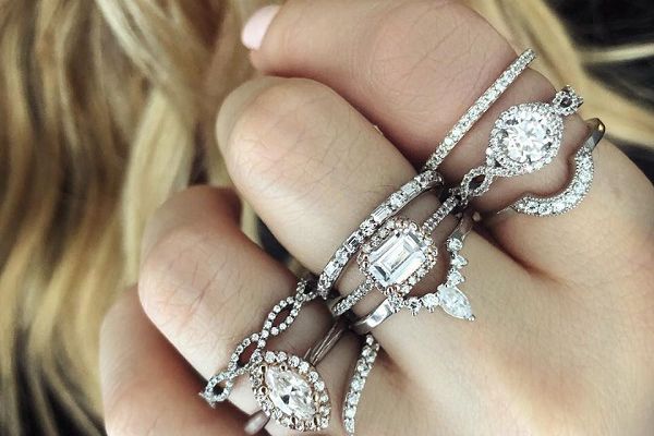 Top 4 Benefits of Purchasing a Tiara Engagement Ring Online