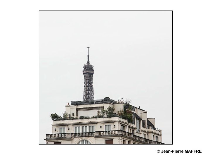 Toujours aussi jeune, la Tour Eiffel regorge de points de vues insolites qui s’offrent à un oeil attentif.