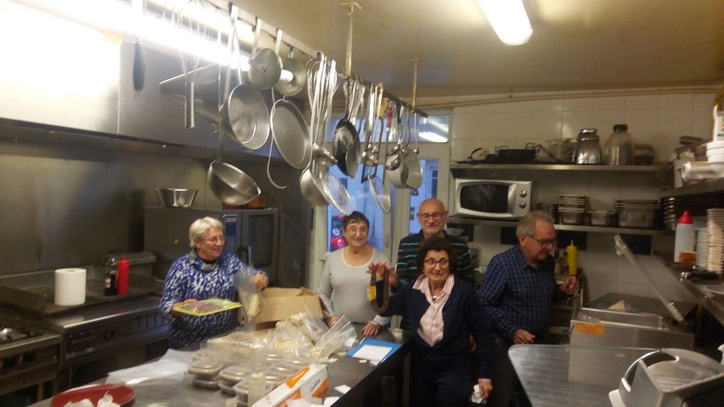 L'Amicale des Corses et amis de la Corse en Touraine en plein travail sur le marché de Saint Avertin le 14 novembre 2018. Beaucoup de monde pour déguster et acheter les produits représentatifs de la gastronomie Corse