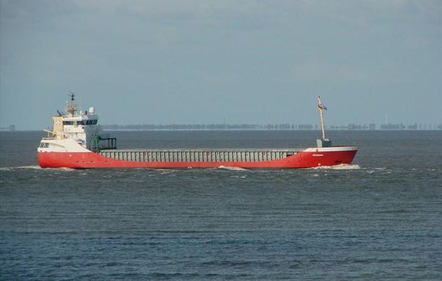 Deux remorqueurs pour un cargo au large de Saint Nazaire (44)