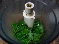 1- Commencer par la réalisation de la gelée d'herbes. Laisser tremper pendant 5 mn les 2 feuilles de gélatine dans l'eau tiède. Laver et mixer les herbes, les verser dans un bol, rajouter l'eau et la gélatine essorée, bien mélanger jusqu'à ce que la gélatine soit complètement dissoute. Mettre le tout dans une petit plat à rebords au réfrigérateur. Laisser prendre tout le temps de la recette.