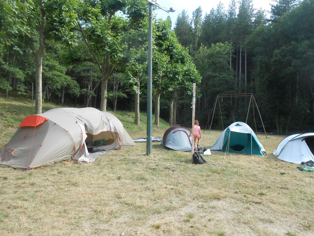 Le camp aménagé dans le pré en contrebas des bâtiments