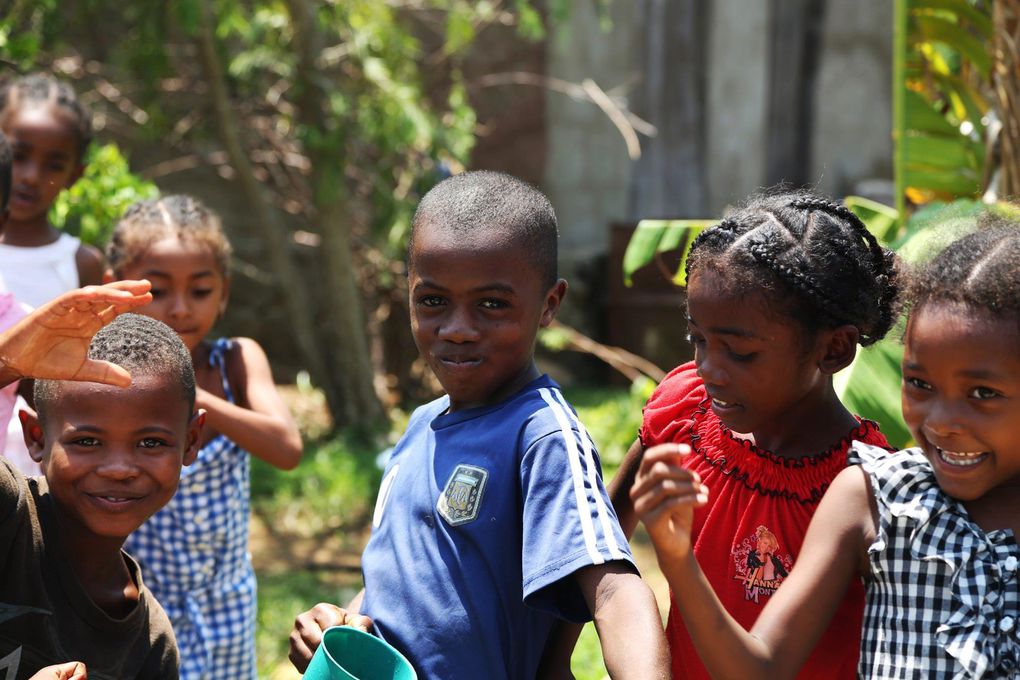 Lundi 19 novembre les enfants ont enfin pu reprendre le chemin du centre Utopiks Loustiks. Hanitra est la maîtresse principale et sera aidée par différents bénévoles de passage à Nosy Be. C'est actuellement au tour de Ciril, qui sera là jusqu'