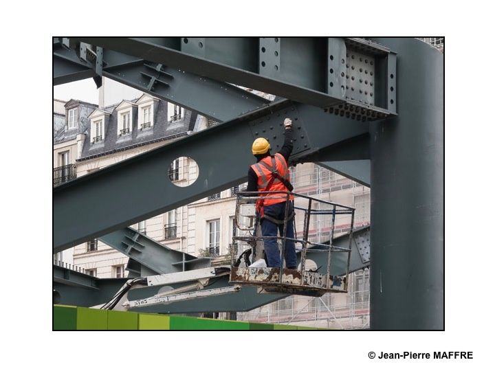 La canopée et son entrelacs de poutres métalliques apparaît peu à peu. Un chantier gigantesque. A suivre…