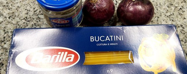 Bucatini Barilla con cipolla rossa e capperi al sale "Neri"