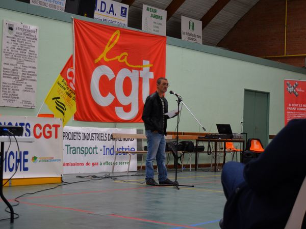 Jean-Louis Sabos, sécretaire général de l'Union des Syndicats CGT des Verriers d'Aniche et secrétaire géréral adjoint du syndicat CGT à la verrerie Saint-Gobain Sekurit à Aniche prononçant un discours lors du meeting à Emerchicourt le 30 septembre 2016.