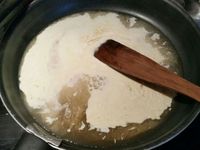 2 - Pendant la cuisson de la saucisse, peler les pommes de terre, sortir la pâte cuite du four et la réserver. Une fois cuite, réserver la saucisse dans un plat en prenant soin de filmer pour éviter qu'elle ne se dessèche. Garder la moitié du jus de cuisson de la saucisse pour faire cuire les pommes de terre avec une pincée de gros sel. Verser l'autre moitié dans une poêle, laisser réduire de moitié sur feu moyen, puis ajouter la crème liquide, laisser réduire à nouveau jusqu'à obtenir une sauce nappante, saler, poivrer et réserver au chaud.