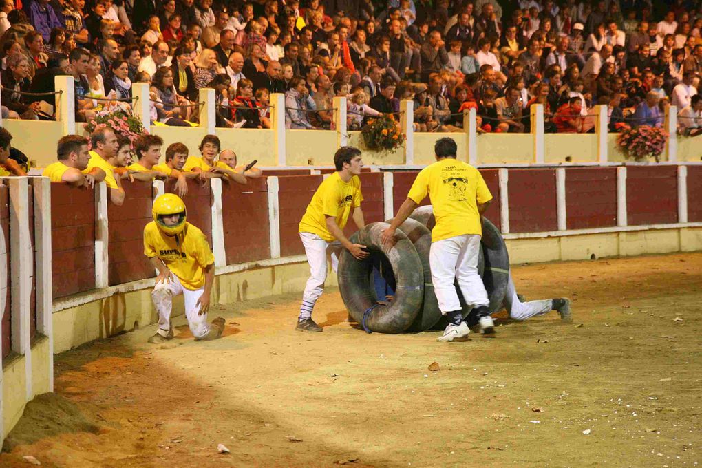 Arènes Parentis 13-08-2010
Croque-vache contre les Pompiers!!