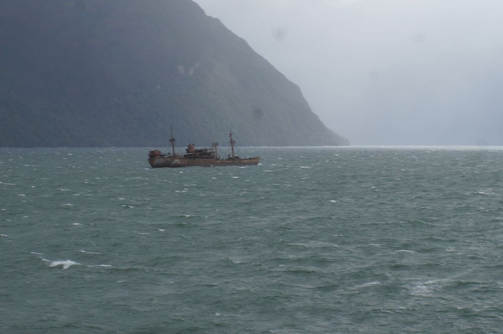 Le bateau rouillé n'a pas l'air comme ça mais il est coulé, il repose sur son collège qui lui est au fond. 