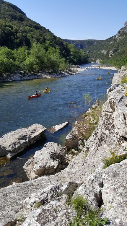 Second jour de balade. Il fait toujours beau et même chaud. Pot dans un petit troquet de village.