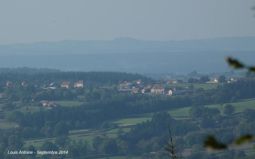 Le Brionnais au téléobjectif : les villages de Curbigny et de Saint Symphorien des Bois. A l'horizon les monts du Morvan. 