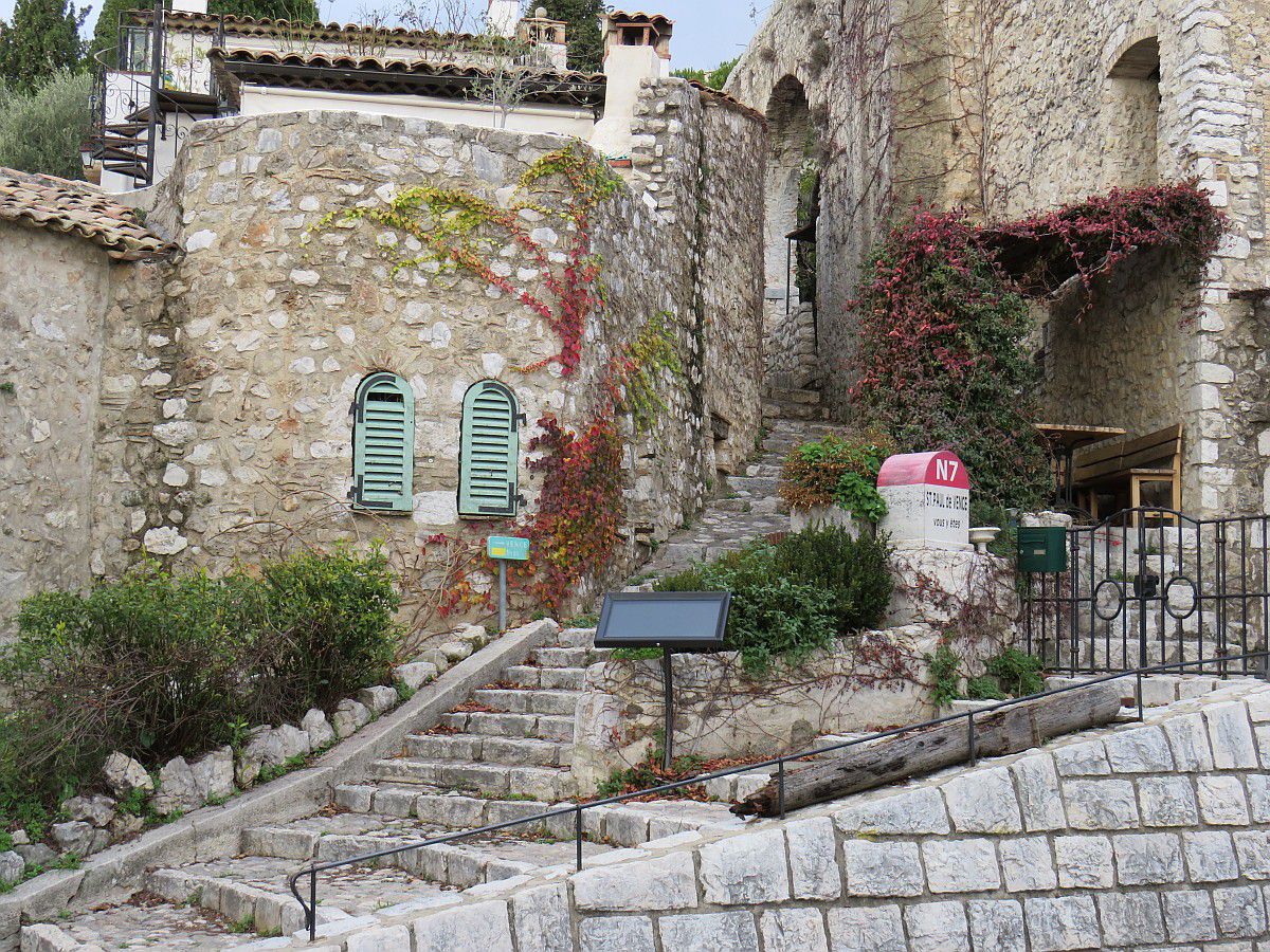Célèbre village médiéval de la Côte d'Azur, dressé sur sa colline.