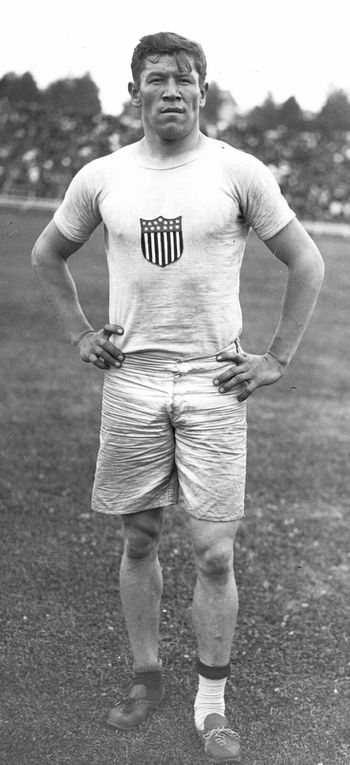 Jim Thorpe aux JO de Stockholm en 1912 où il remportera 2 médailles d'or