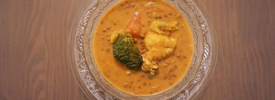 Soupe de curry de poulet aux lentilles