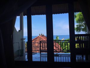 Nous voilà donc à poser bagages au "Sinar Bali 2 Bungalows", une guesthouse pleine de charme dont le principal atout est la gentillesse de son propriétaire et de Yan'z (un jeune membre du staf qui a toujours le sourire). Ils nous ont toujours aidé à programmer nos excursions du lendemain avec grand plaisir, nous donnant même des idées de lieux à découvrir aux alentours. Une fois Yan'z a même proposé à Guilhem de l'emmener avec son scooter dans un Warung pour qu'on puisse acheter du crédit téléphonique ! Bref ils sont vraiment adorables, à condition évidemment que vous ne soyez pas le genre de personne qui ne répond pas quand on vous dit bonjour ou quand on vous adresse un sourire ... 