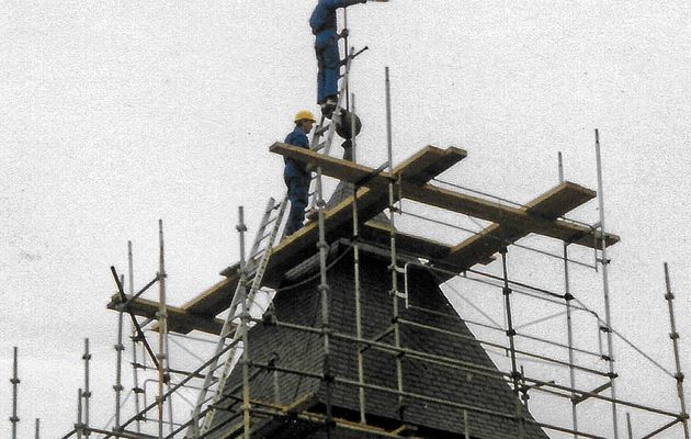 la pose du coq sur le clocher de Noirpalu le 25 janvier 1998