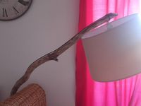lampe en bois flotté et lampadaire fabriqué avec une branche trouvée en foret