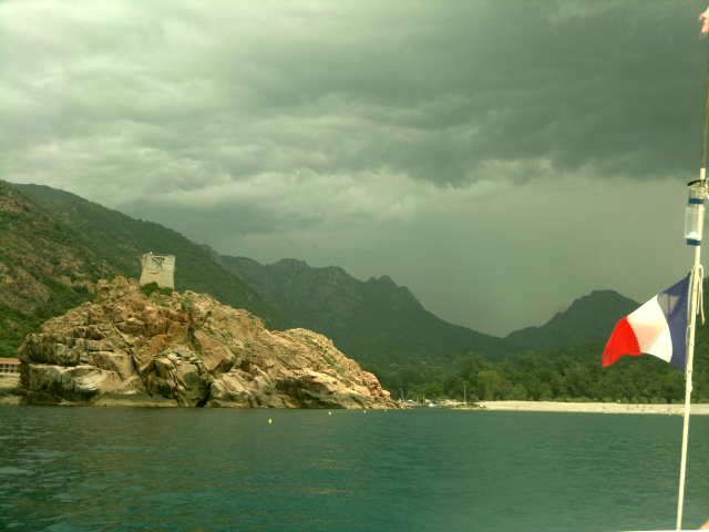 Avec l'humidité, des beaux orages sur les montagnes qui se rapprochent de Porto, coucher de soleil à Lava, la tour de Cacalu