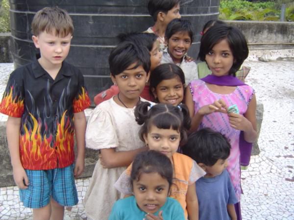 Les quinze premiers jours &agrave; Bombay en janvier 2005, tous les jours en ouvrant la fen&ecirc;tre en &eacute;coutant un bruit qui n'en finissait plus, berc&eacute;e par ce nouvel atmosph&egrave;re, je d&eacute;couvrais les enfants d'en face. Mes petits voisins m'invitant alors &agrave; faire du kyte du haut de leurs to&icirc;ts, entre th&eacute; et gateau et autres curiosit&eacute;s, c'est &agrave; dire, nous!