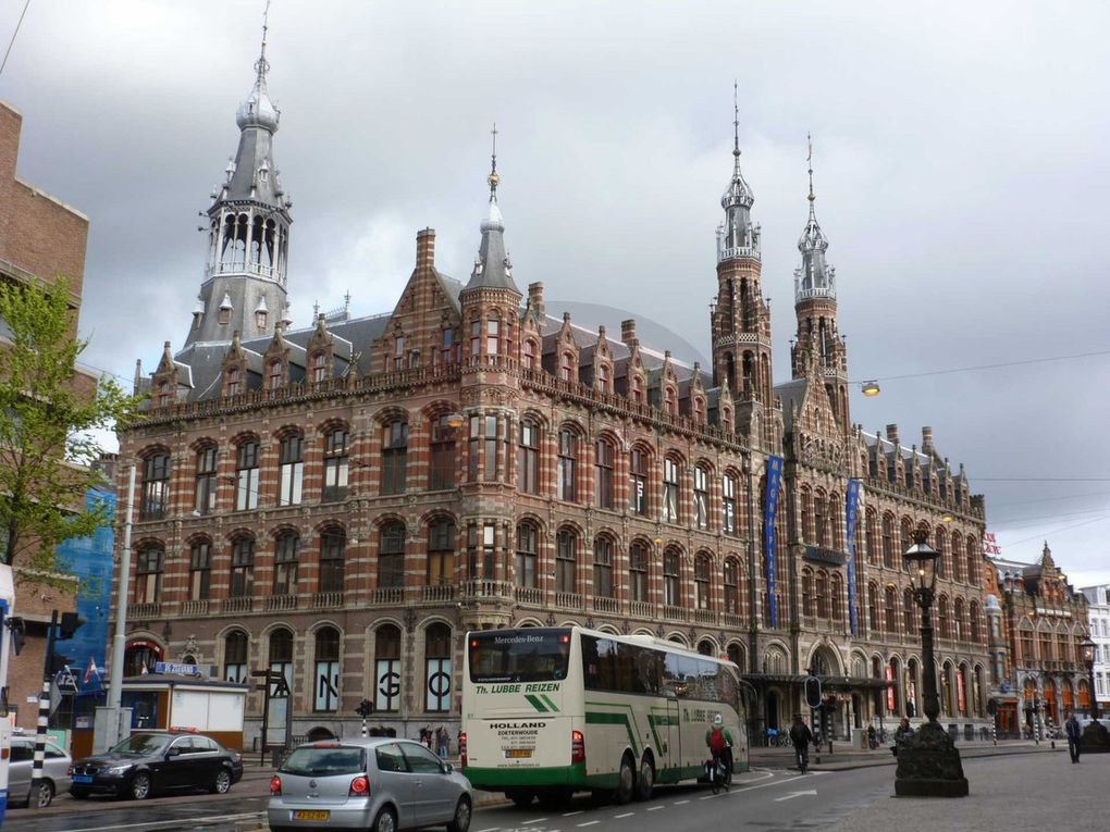 Amsterdam, capitale des Pays-Bas, est peuplée par 840 486 habitants. Son nom vient de Amstelredamme évoquant les origines de la ville : Dam (la digue) sur l'Amstel. Ancien petit village de pêcheurs au XIIe siècle, la ville connaît une très forte croissance au Moyen Âge jusqu'à devenir l'un des principaux ports du monde durant le Siècle d'or néerlandais.