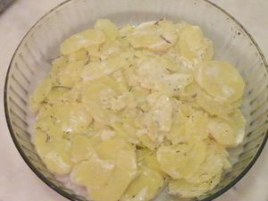 Puis avec une écumoire déposer les pommes de terre dans un plat allant au four et alterner de couches de fromage rapé... 