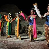 En Indonésie, des hommes perpétuent une danse ancestrale malgré les tabous