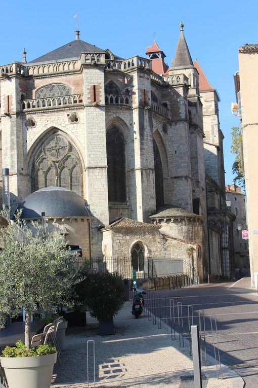 Dimanche matin 24, direction la cathédrale St Etienne pour une visite qui n'aura pas lieu, celle-ci restatnt fermé, sans raison apparente, toute la matinée