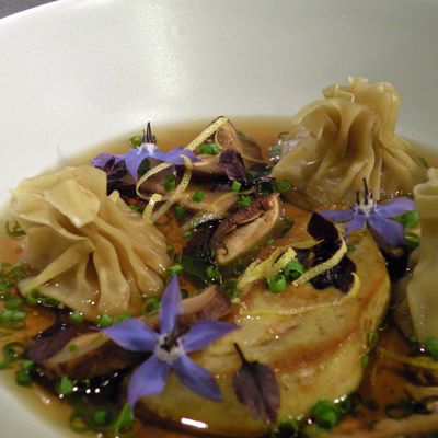 Foie gras poêlé,consommé de ramier à la blanche canaille et raviolis d'oignons jaunes au miso