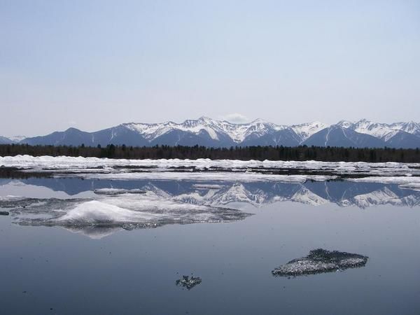 <p>Le lac Baikal est la plus grande et la plus pure reserve d eau douce du monde : 1/5 des ressources.</p>
<p>Ses dimensions sont impressionnantes : largeur max = 79.5km, longueur = 636km, profondeur&nbsp; maximum = 1783m, profondeur moyenne = 730 km, lineaire de cote = 2000km, superficie = 5% du territoire francais soit la taille de la Belgique.</p>
<p>Il est le plus vieux lac au monde : 25 Mn d annes. Habituellement un lac se comble au bout de 10 000 ans. </p>
<p>80% des especes animales et