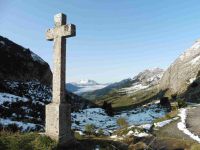 Au col de la Colombière, vers le sud et la Tournette, vers le nord-est avec le Reposoir masqué par les nuages bas. La chapelle du col.