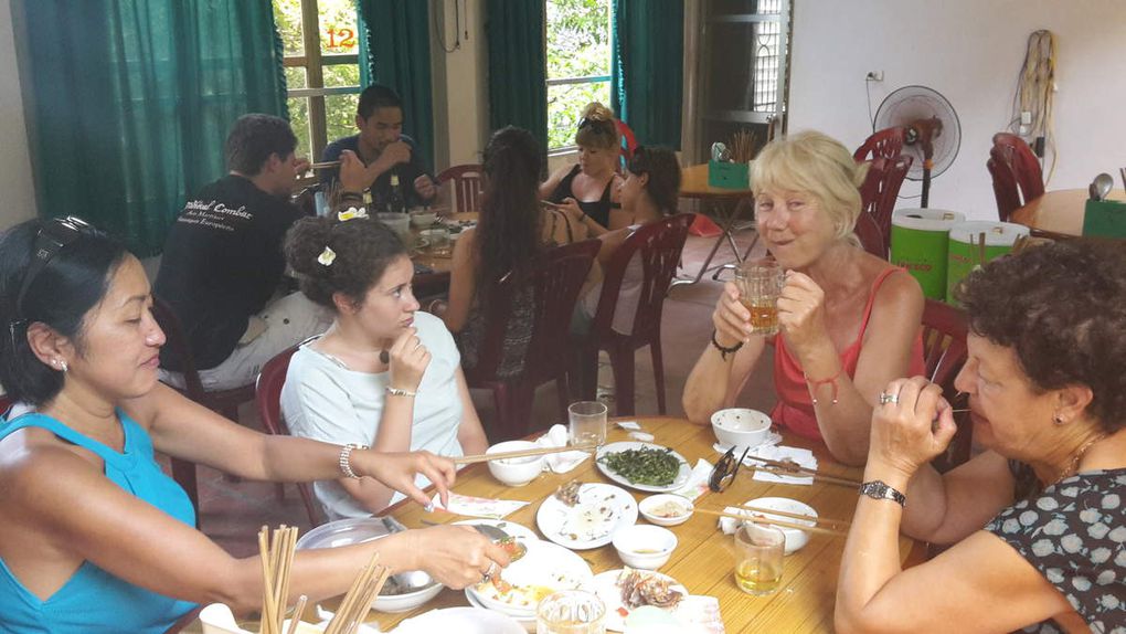 Lundi, 25 Juillet 2106 : Après le petit-déjeuner à l’hôtel nous prenons la route pour nous rendre à Mai Châu. Au passage nous nous arrêtons à la Pagode Thay (pagode du maitre), une belle pagode dédiée à Tu Dao Hanh – le maitre de la marionnette sur l’eau.  Continuation de la route vers Hoa Binh. Nous déjeunons dan un restaurant situé dans un village. Ce qui nous permet de déguster des spécialités locales : poulet de ferme au gingembre, tofu à la tomate, chou mariné…un régal. 