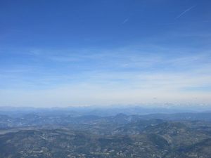 Belle photo de groupe même si tout le monde n'est pas dessus. De l'autre côté on a une vue superbe sur les Alpes et la Drôme.