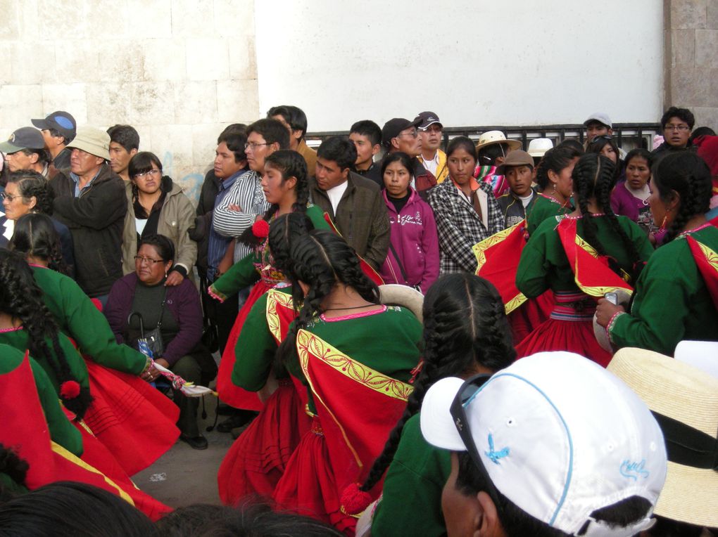 Virgen de la Candelaria : Danses autochtones
Islas Uros
Puno, ville à 3800 mètres d'altitude