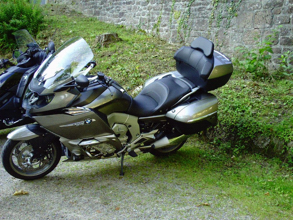 DIAPORAMA 4 PHOTOS - LA BMW K 1600 GTL - UN AVION DE CHASSE MAIS QUI SAIT AUSSI PLANER - PÉPO EST CONTENT DE SON ACQUISITION