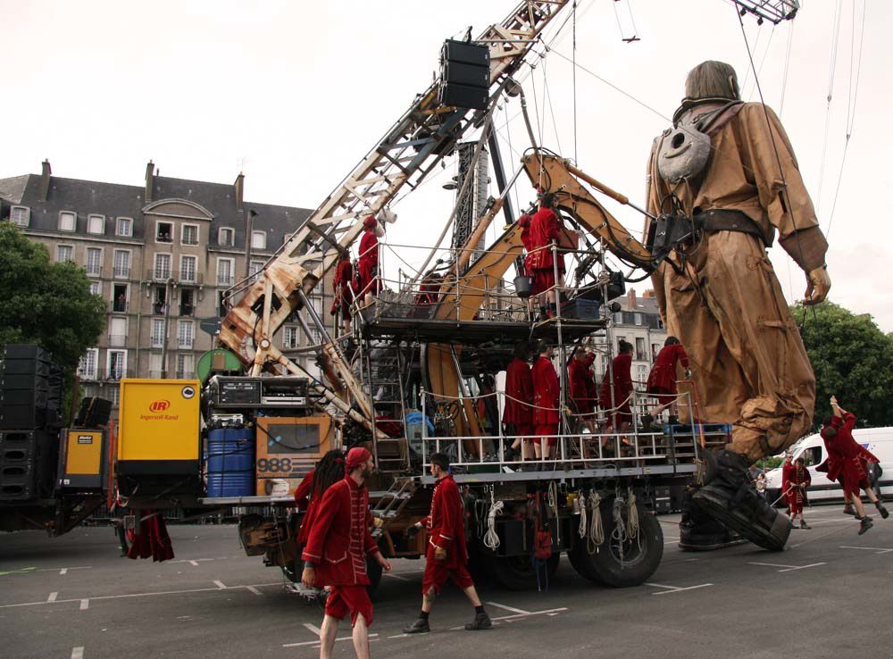 La petite géante du Titanic et le scaphandrier - Nantes 2009 Royal de Luxe - Journee 2 
